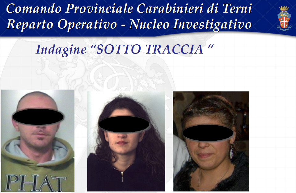 Lui porta la droga, lei la spaccia e l’amica la custodisce: tre arresti