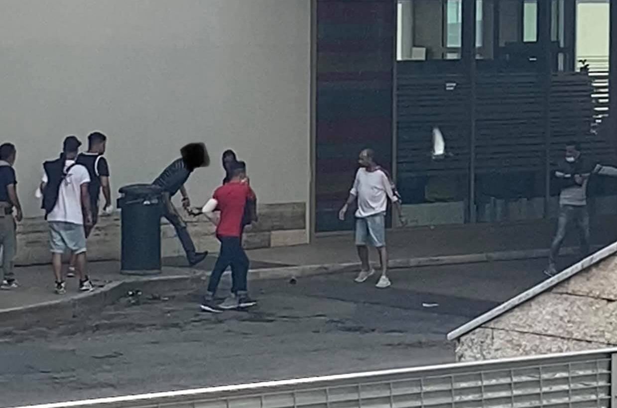Video – Fontivegge, rissa a bottigliate