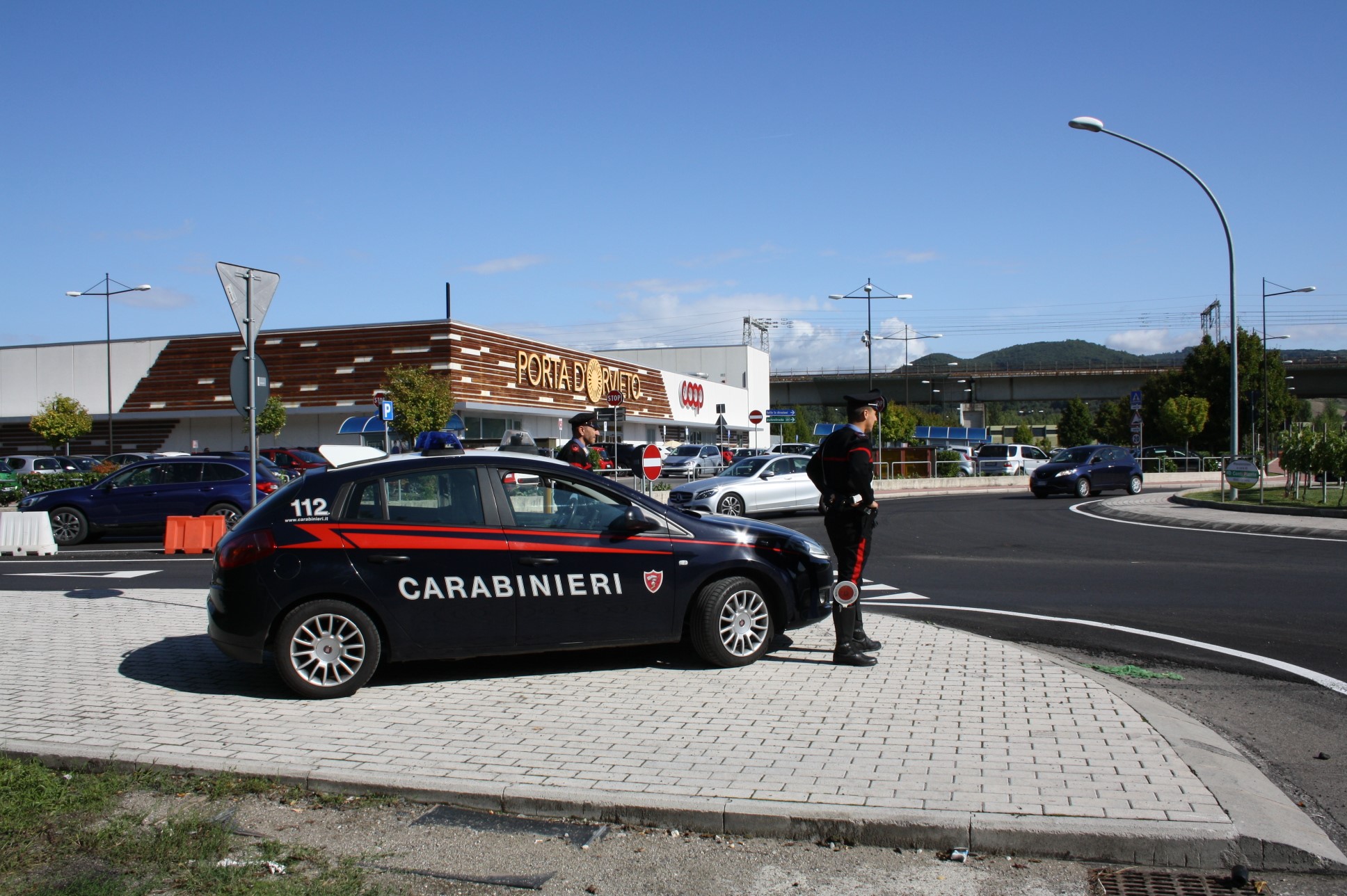 Finti fruttivendoli rapinano 76enne a Fabro: denunciati