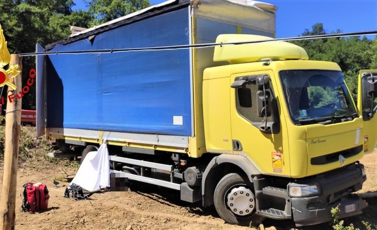Scarica gli ulivi e viene travolto dal suo camion: muore 63enne