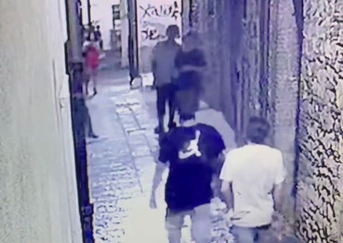 Terni, donna colpita da una bottigliata mentre sta annaffiando i fiori