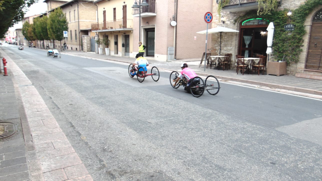 Davanti alla basilica di Santa Maria degli Angeli la partenza del giro di Handbike