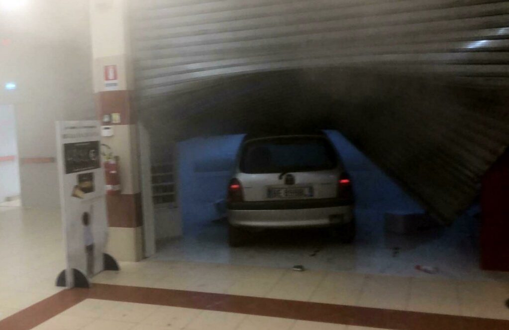 Due furti in poche ore nei centri commerciali: ingressi sfondati con una Opel Corsa