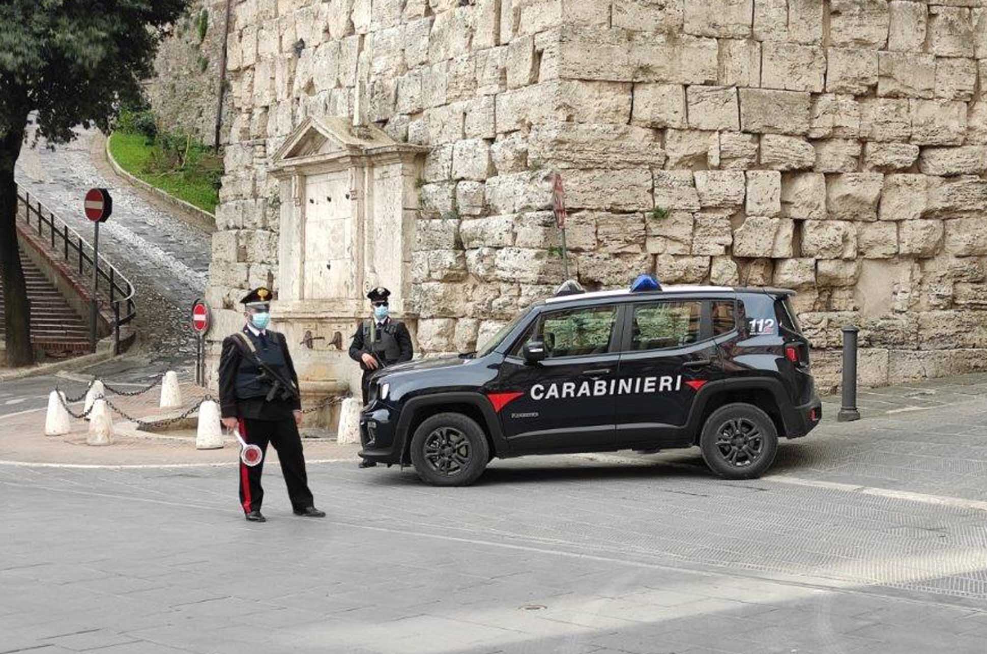 Minaccia un barista e poi perde la testa