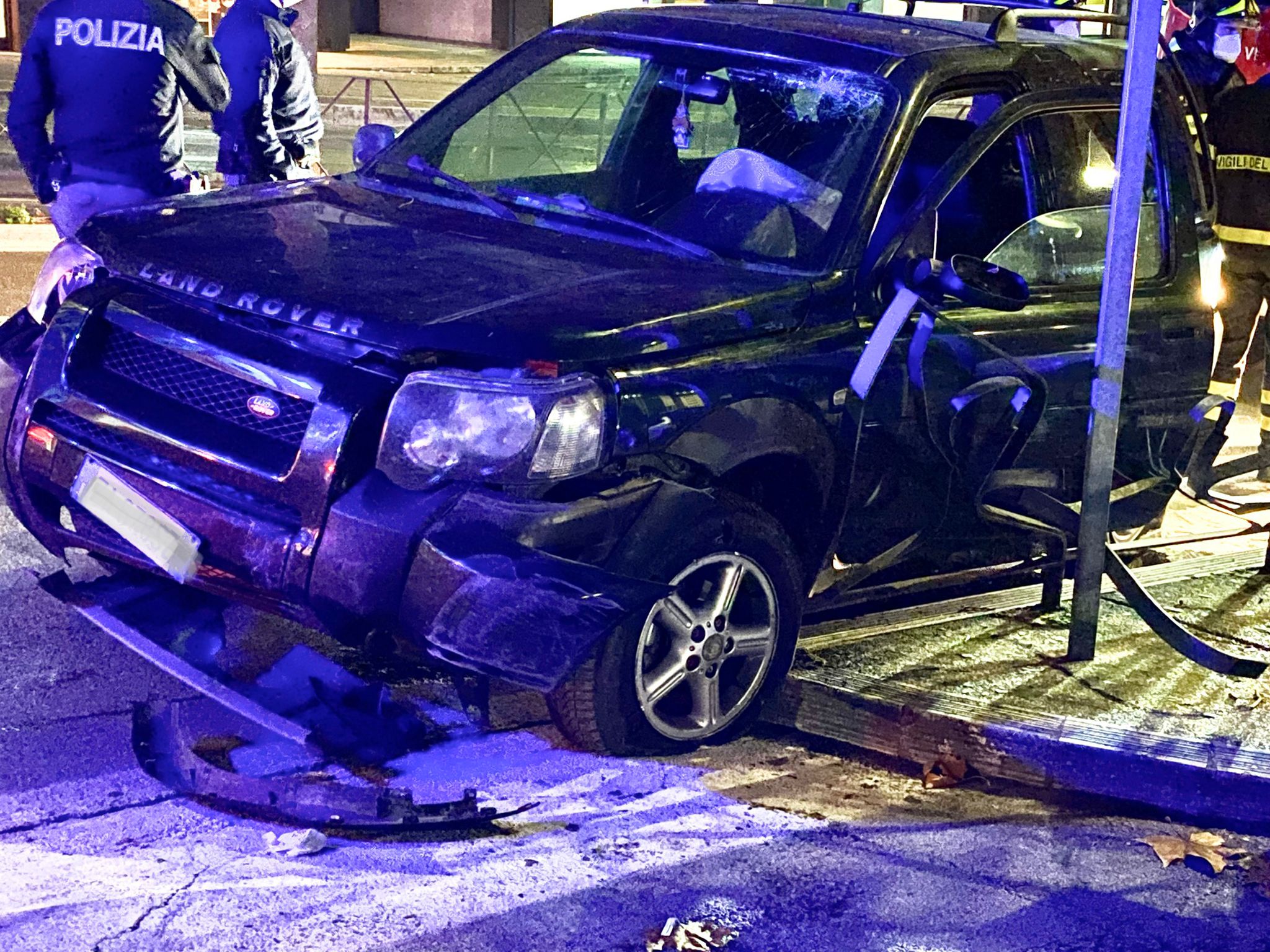Perugia, si schianta con l’auto e resta incastrato all’interno