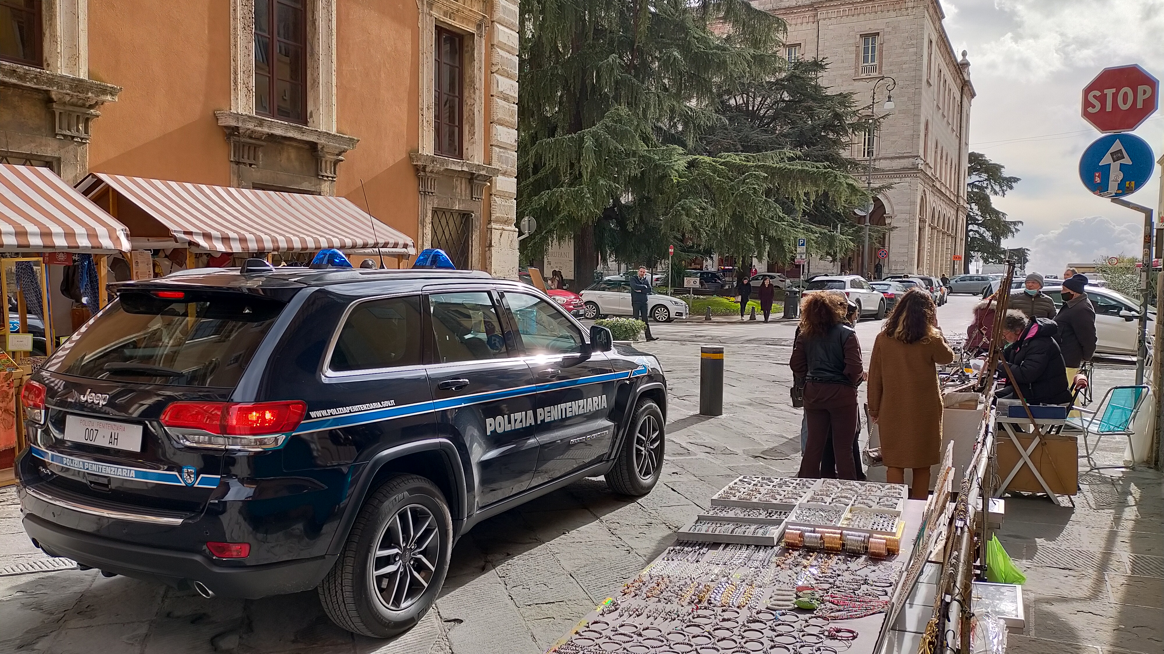 Penitenziaria bloccata dai pilomat in corso Vannucci a Perugia