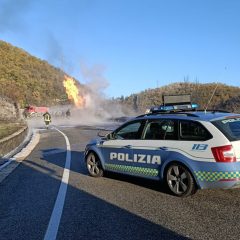 Terni-Spoleto, brucia autocisterna carica di benzina – Le immagini