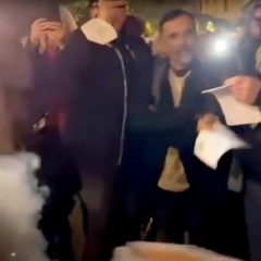 Perugia, bruciano i green pass durante la manifestazione
