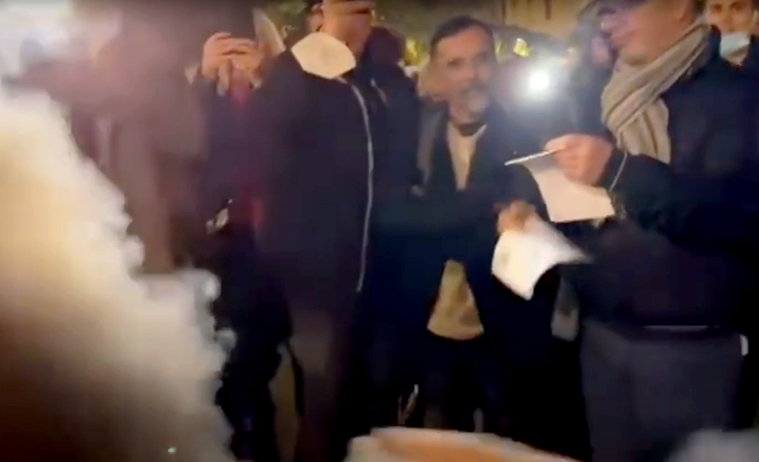 Perugia, bruciano i green pass durante la manifestazione