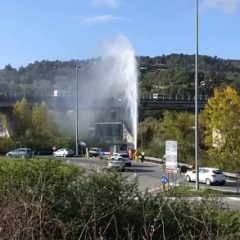 Si rompe una tubatura: ‘geyser’ a Centova