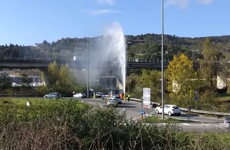 Si rompe una tubatura: ‘geyser’ a Centova