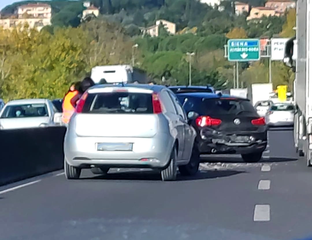 Incidente a Piscille, automobilista ferito e raccordo (ancora) bloccato