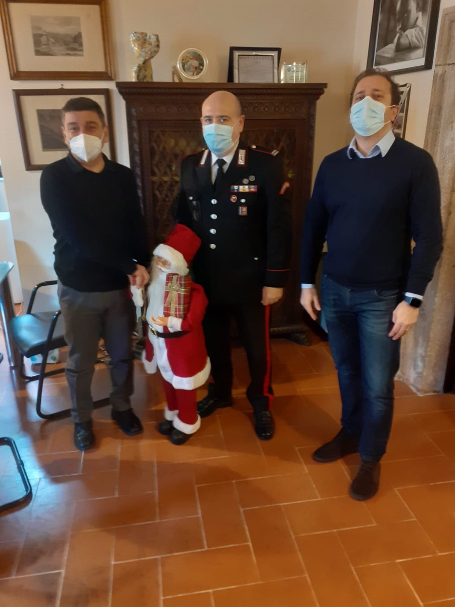 Narni, l’Arma ritrova il Babbo Natale rubato studentesse nei guai