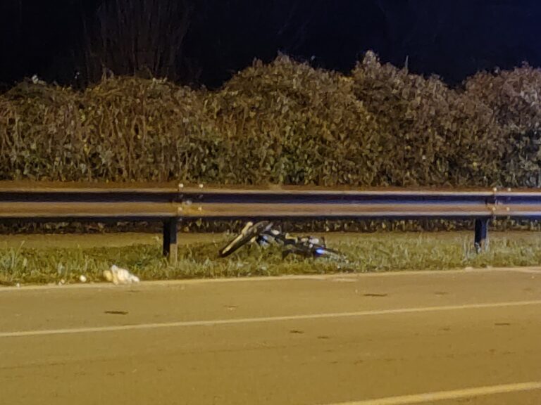 Falciato mentre era in bici, muore 78enne