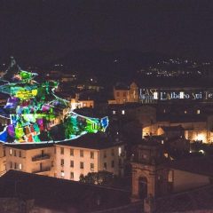 Perugia, l’albero sui tetti: preview in attesa dell’accensione