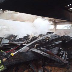 Selci Lama, incendio in una legnaia – video