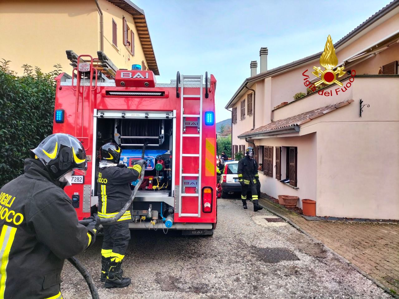 Abitazione in fiamme, mamma e tre bambini rischiano l’asfissia