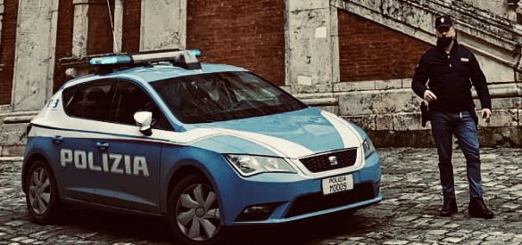 Ubriachi danneggiano auto, interviene la polizia di stato