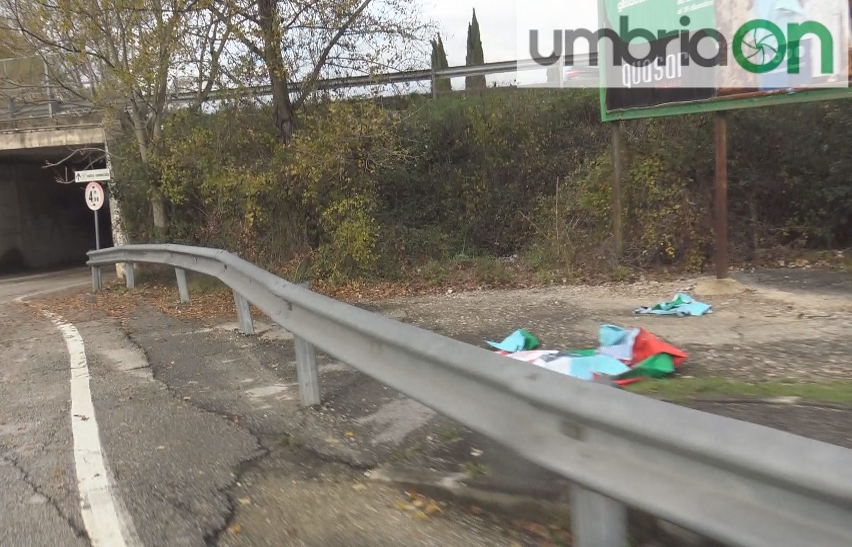 Collestrada, chi va al centro commerciale finisce contro un muro