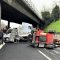 Sbanda e perde i mezzi trasportati: mattina di caos in autostrada