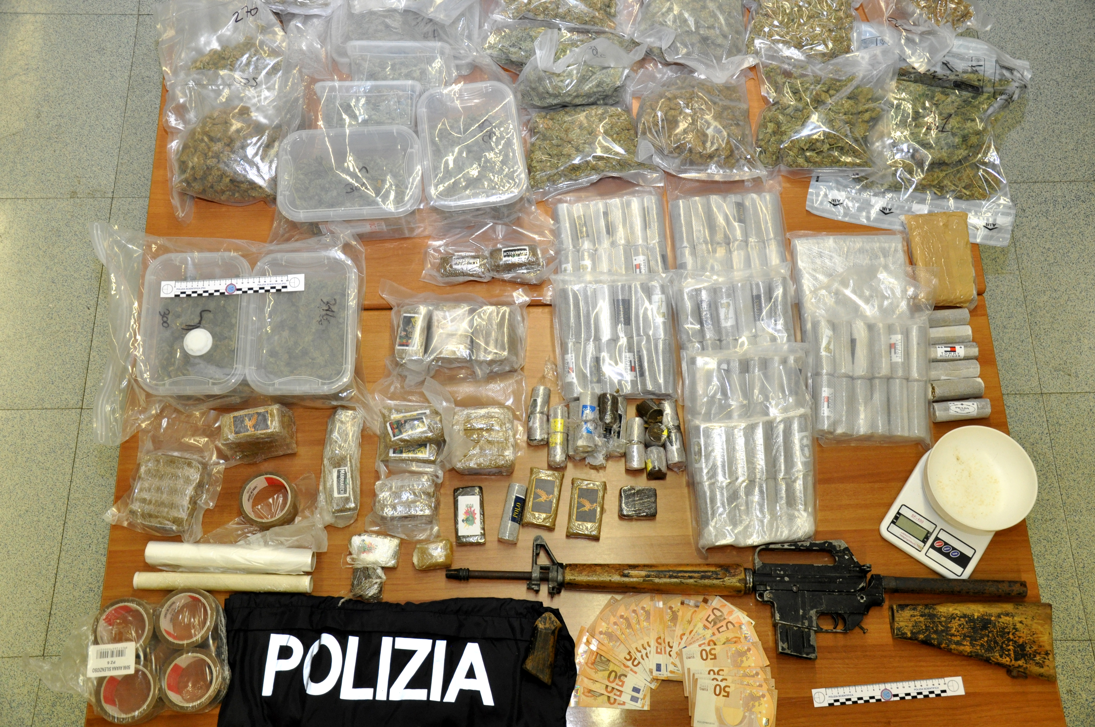 Nel box condominiale ci sono 24 chili di droga e un fucile: arrestato studente 28enne