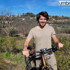 Nuova sfida di Lorenzo Barone: in bici dal Sudafrica alla Siberia. «Poi mi fermo»