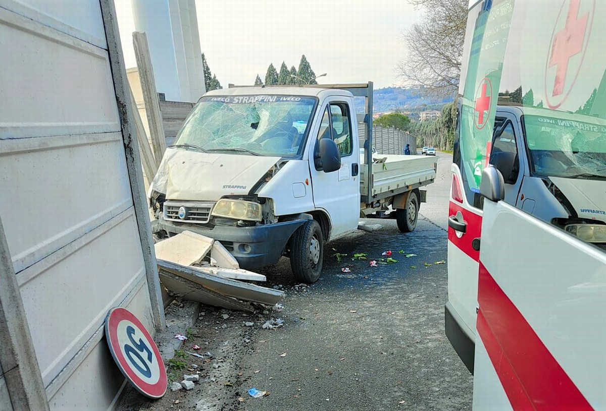 Terni, con il furgone ‘abbatte’ il muro di cinta delle acciaierie