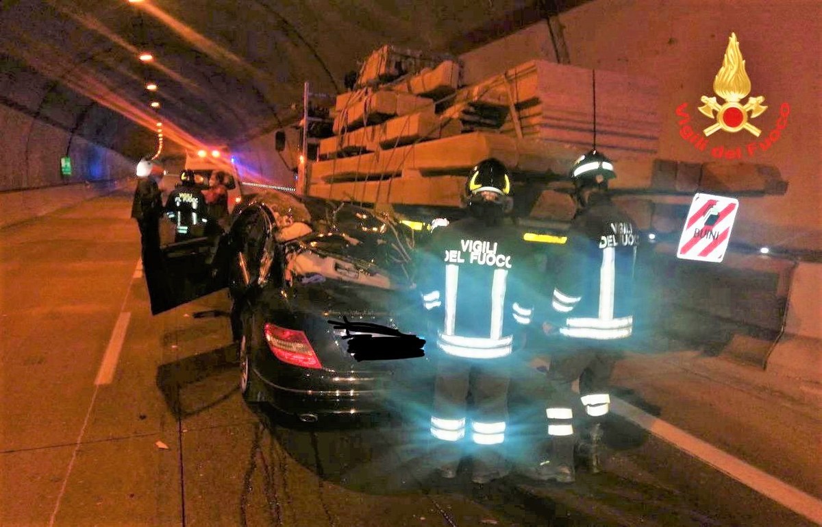 Foligno: con l’auto sotto un camion. Morto sul colpo 67enne di Colfiorito