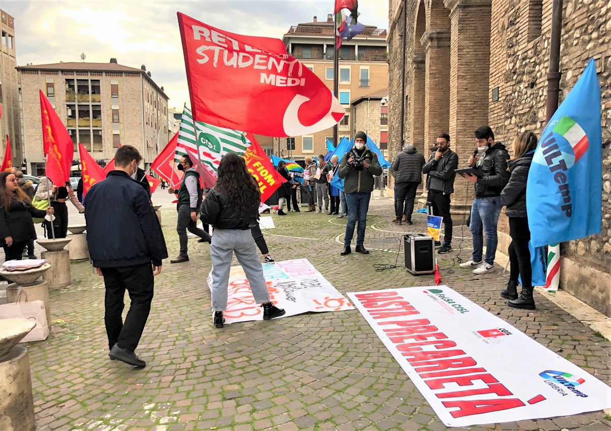 Terni, lavoro precario e senza alcuna tutela: presidio in Comune