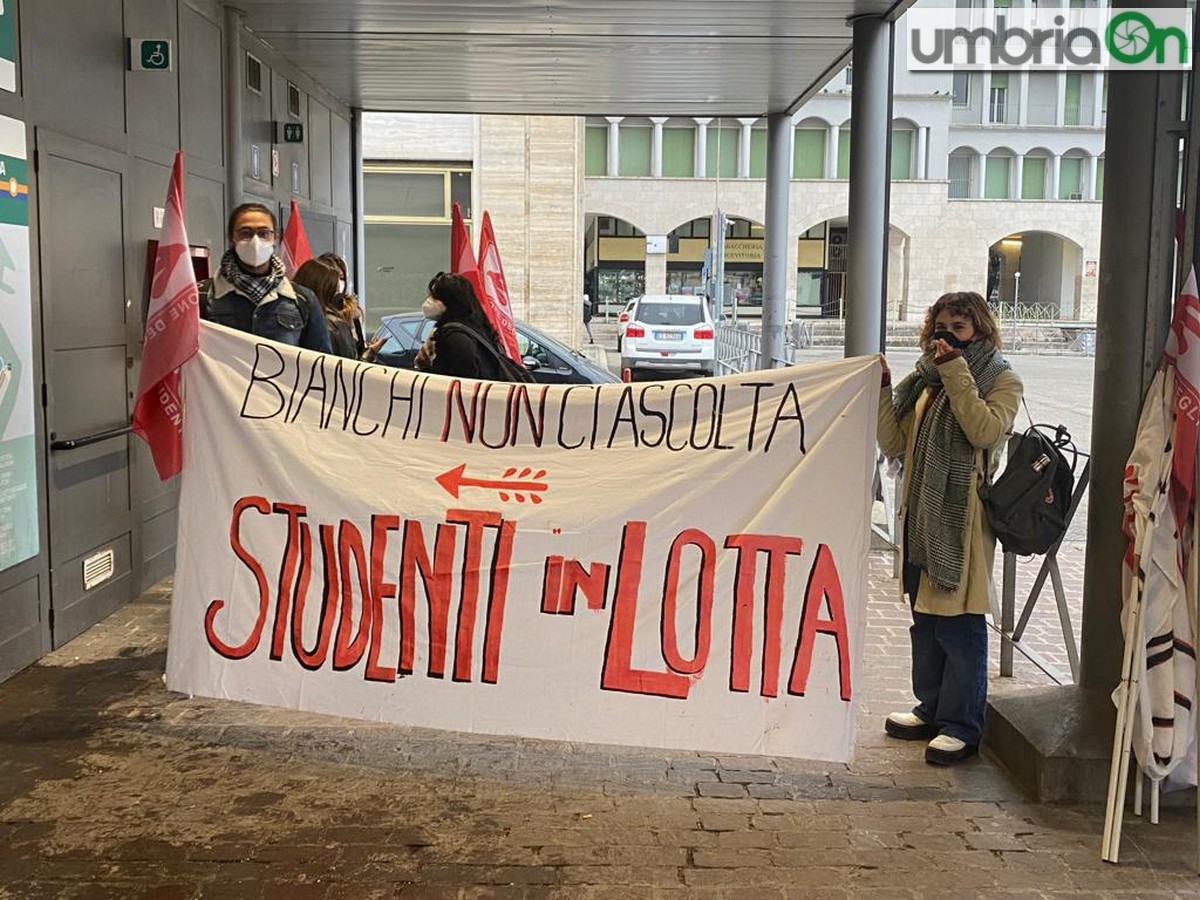 Maturità, studenti in piazza a Perugia: «Scritto? Atto di irresponsabilità»