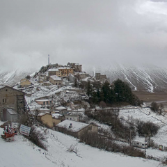 Torna la neve sui monti di Castelluccio