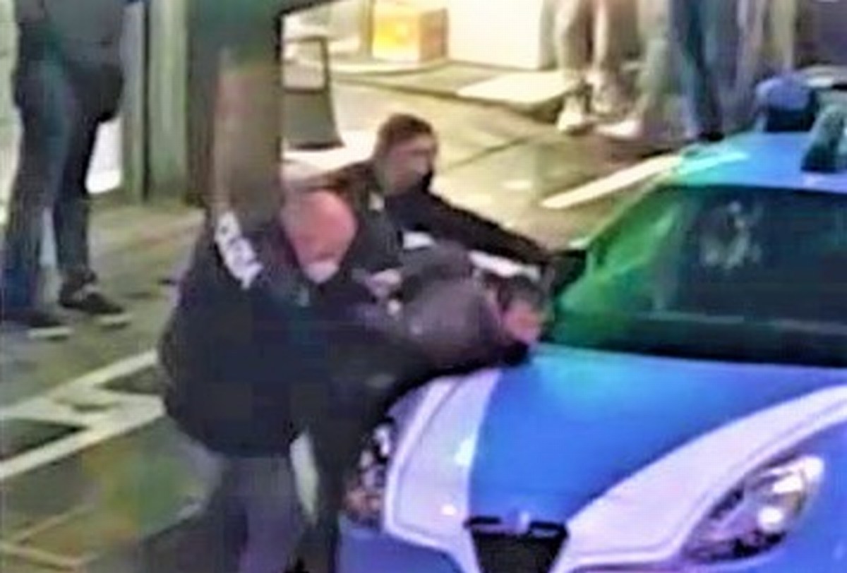 Terni: esagitato crea il panico in farmacia. La polizia lo ferma – Video