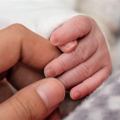 Maternità surrogata e tutele per i minori: se ne parla a ‘Nero su Bianco’