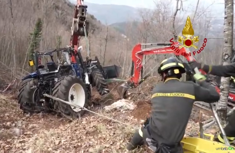 Spoleto, morte Bartoli: recuperato il trattore dopo lungo intervento