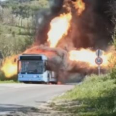 Perugia, autobus prende fuoco: il video fa impressione