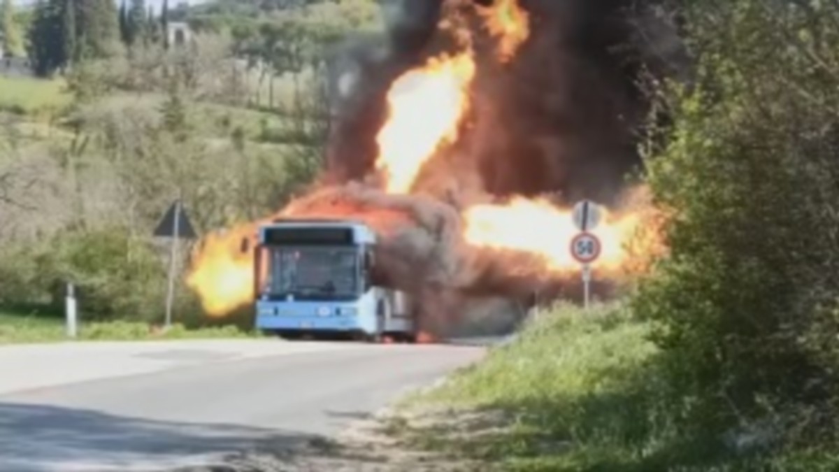 Perugia, autobus prende fuoco: il video fa impressione