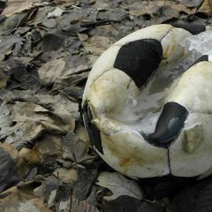 Calcio violento: colpisce l’arbitro a fine partita. Quattro anni di squalifica