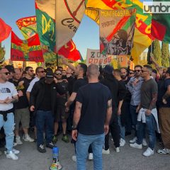 Ternana, la carica dei tifosi pre derby – Video