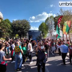 Foto: i colori del derby dentro e fuori lo stadio