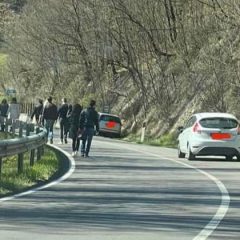 Pasquetta a Rasiglia: turisti costretti a camminare fra le auto sulla strada statale