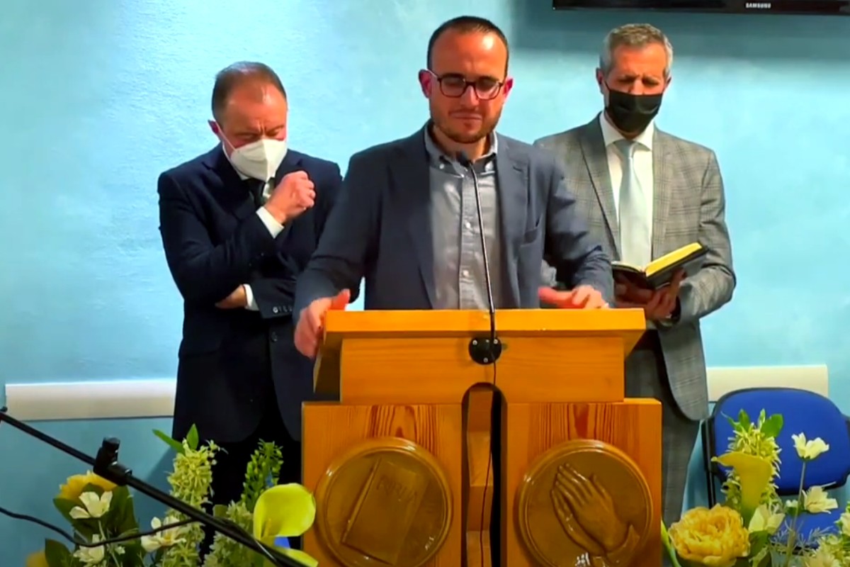 Preghiera per gli ucraini nella chiesa della comunità evangelica romena