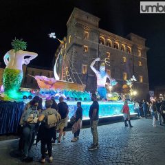 Terni, lo spettacolo dei carri di maggio: sfilata e festa in città – Foto