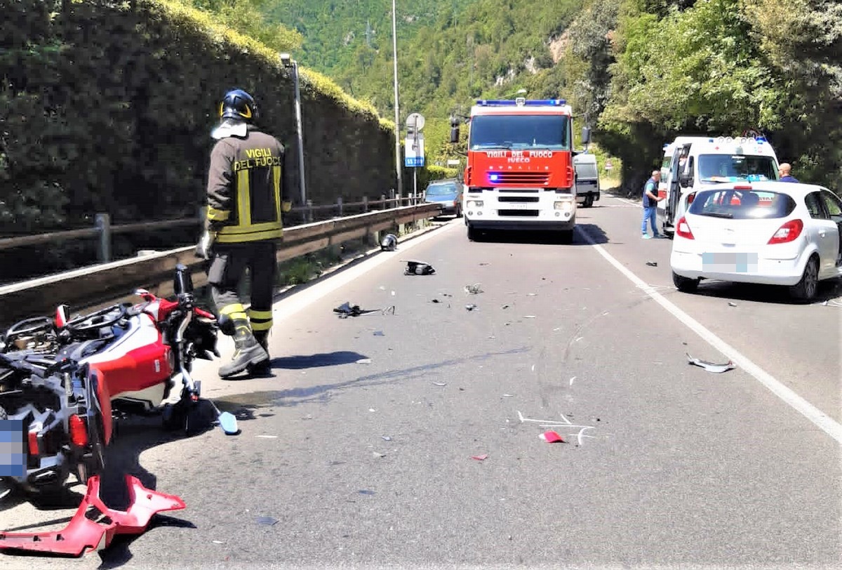 Incidente alla Cascata: auto contro moto. Due 30enni ternani feriti