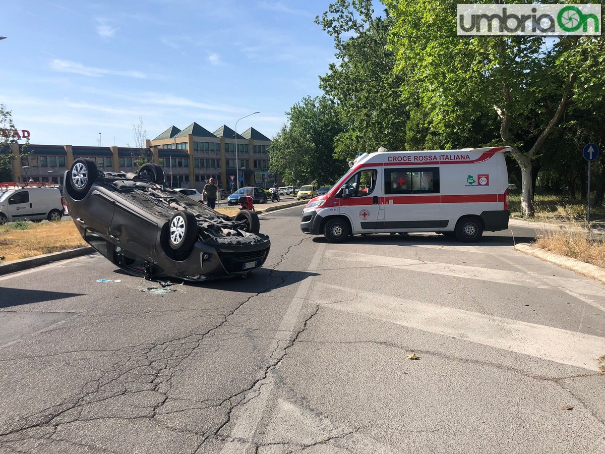 Terni, scontro con ribaltamento in piazzale Senio