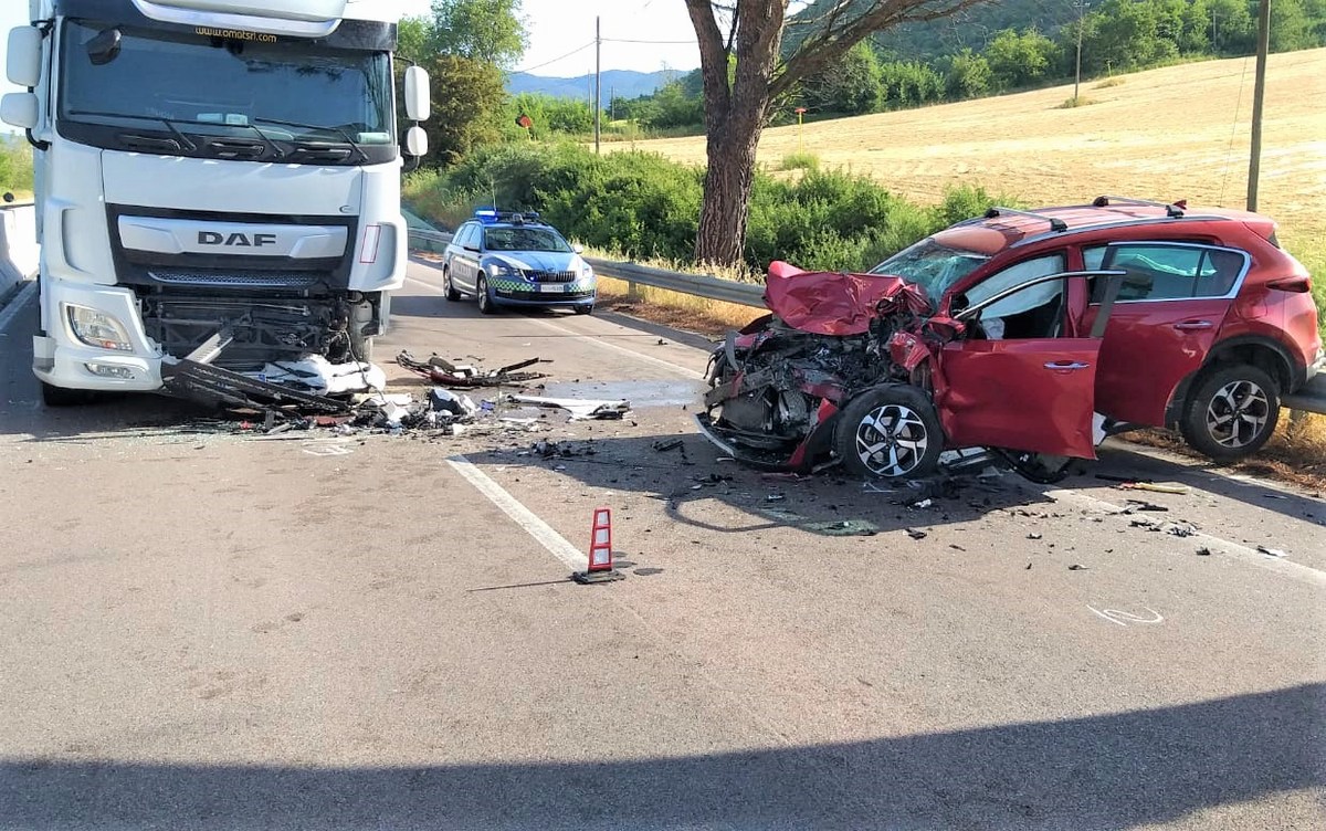 E45 Acquasparta, frontale auto-tir: un ferito e disagi in serie
