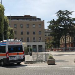 Serve l’ambulanza in piazza Tacito ma non riesce ad entrare