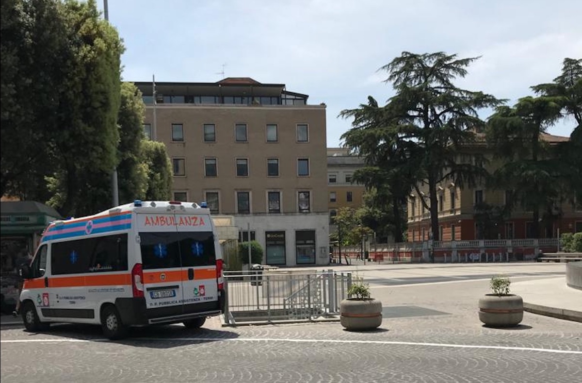 Serve l’ambulanza in piazza Tacito ma non riesce ad entrare