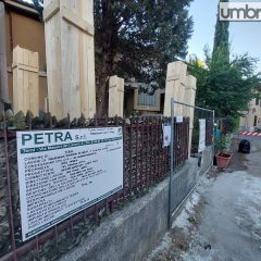 ‘Culla per la vita’ Terni: «Si dà messaggio di poter partorire dove capita»