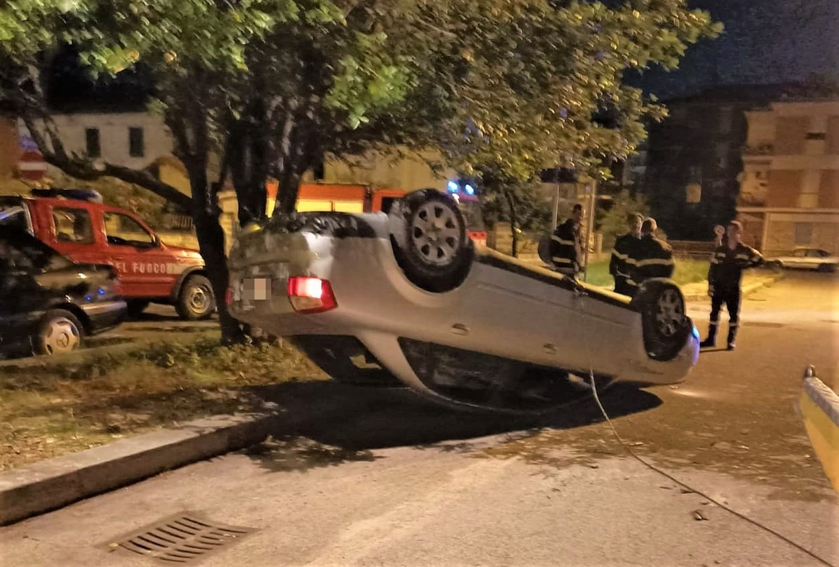 Terni: 49enne si ribalta con l’auto a borgo Bovio