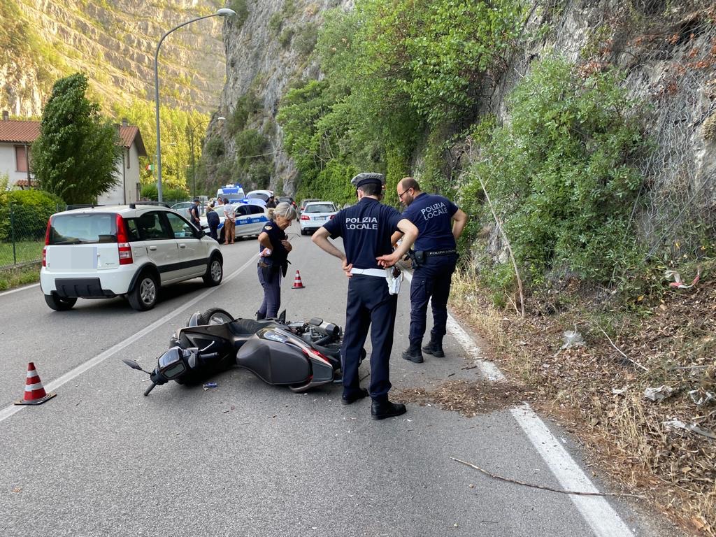 Terni, sbanda con lo scooter e finisce a terra: grave un 60enne
